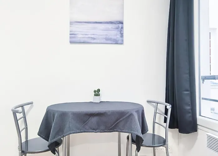 Near Metro & Marais & De & Seine París