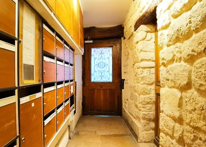 Near Metro & Marais & De & Seine *